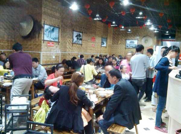 剛?cè)胄校_串串香店有什么方法和技巧呢