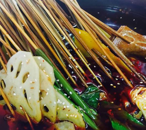 吃著現(xiàn)在的串串香，回味著過去的故事