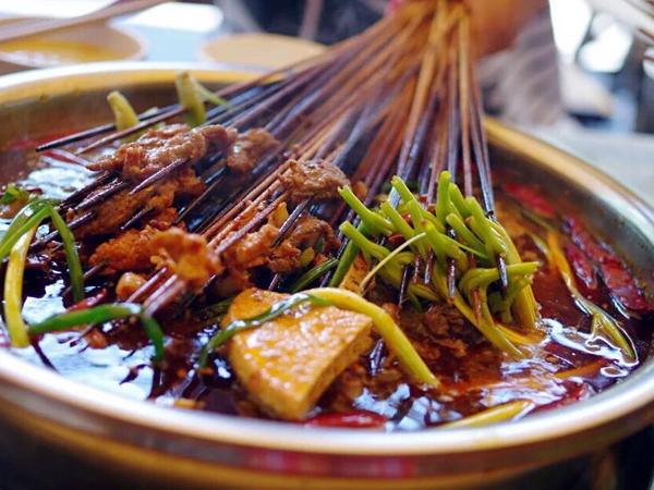 麻辣串火爆餐飲市場，小故事詮釋特色美食