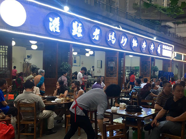 傳統火鍋一路走跌，灌縣老媽等串串香加盟卻逆勢走紅